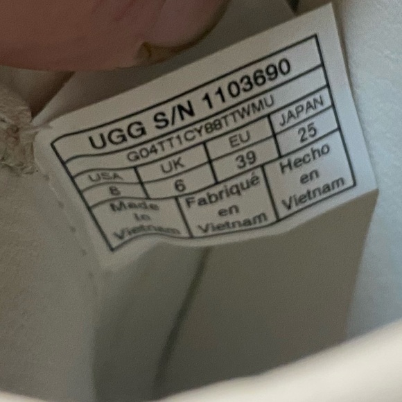 Size 6 UGG shoe never worn - Picture 8 of 8